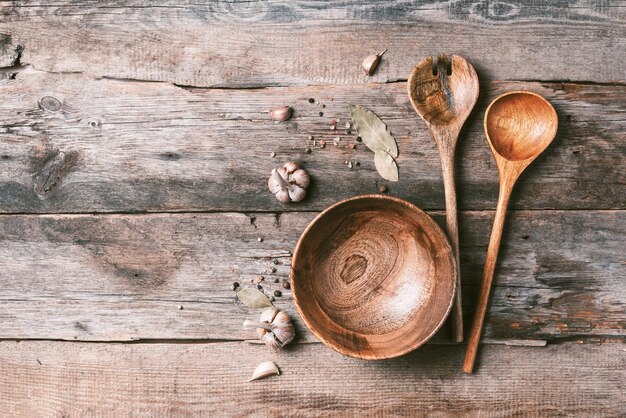 Stół z dyskretnymi składnikami i naczyniami